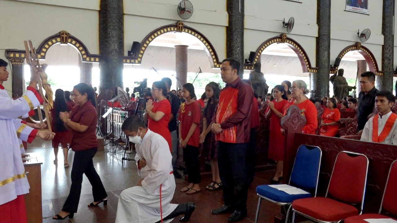 Bupati Kubar Hadiri Misa Jumat Agung: Serukan Harapan dan Persatuan Umat Bupati Kubar Hadiri Misa Jumat Agung: Serukan Harapan dan Persatuan Umat