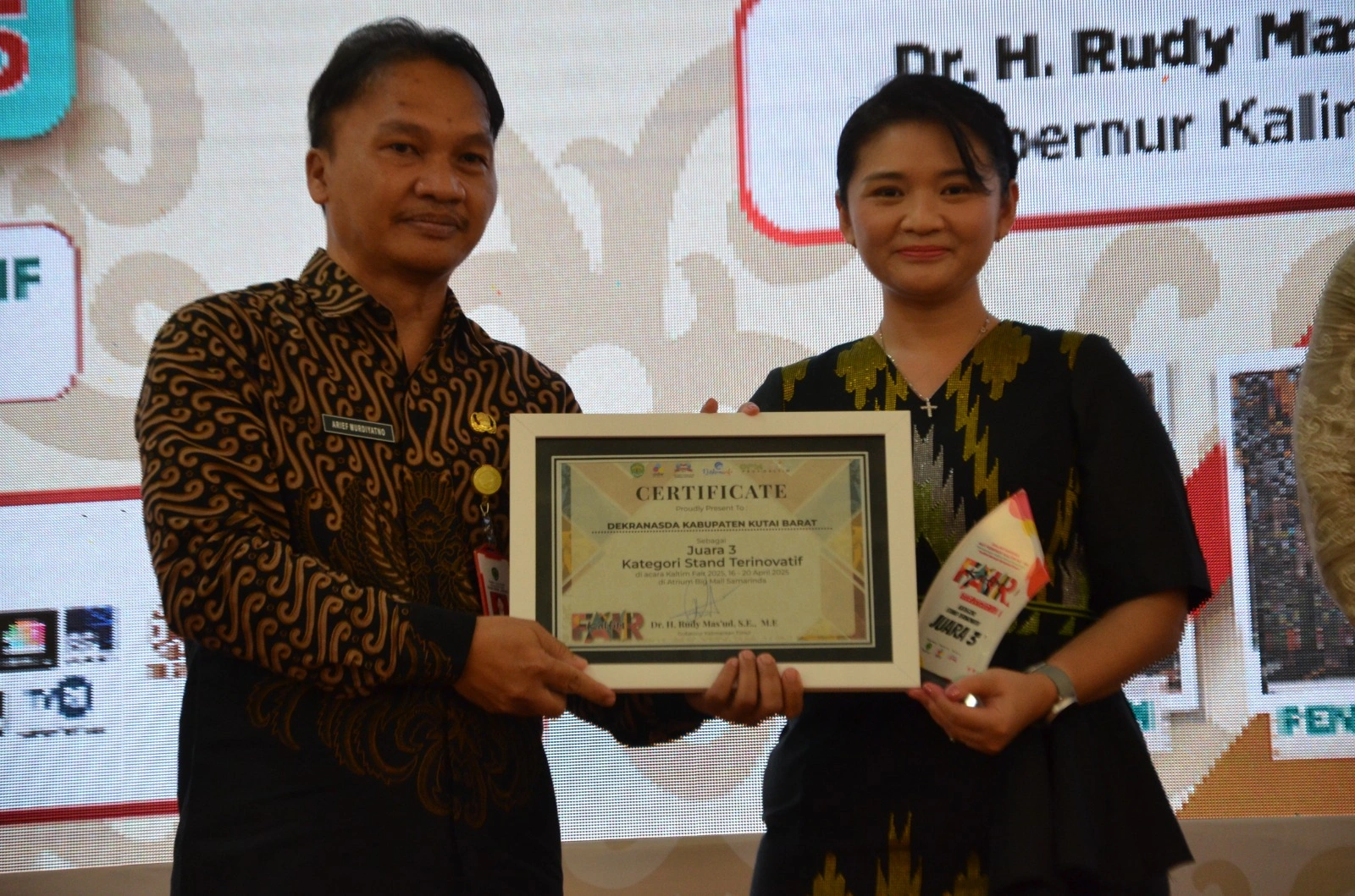 Dekranasda Kubar Raih Juara 3 Stand Terinovatif di Kaltim Fair 2025 Dekranasda Kubar Raih Juara 3 Stand Terinovatif di Kaltim Fair 2025