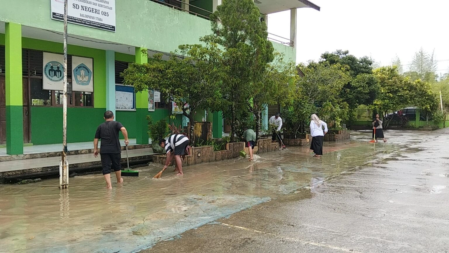3 Kali Terendam! Proyek Jalan Picu Genangan Berlumpur di SDN 025 Balikpapan Utara