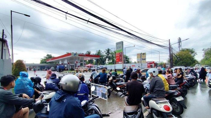 Antrean Mengular 260 Meter di SPBU Batakan Balikpapan, Pengendara Bertahan di Tengah Hujan