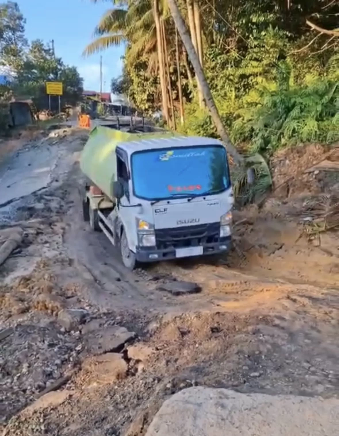 Parah! Jalan Poros Samarinda-Balikpapan Nyaris Putus di Km 28, Truk Terjebak Macet