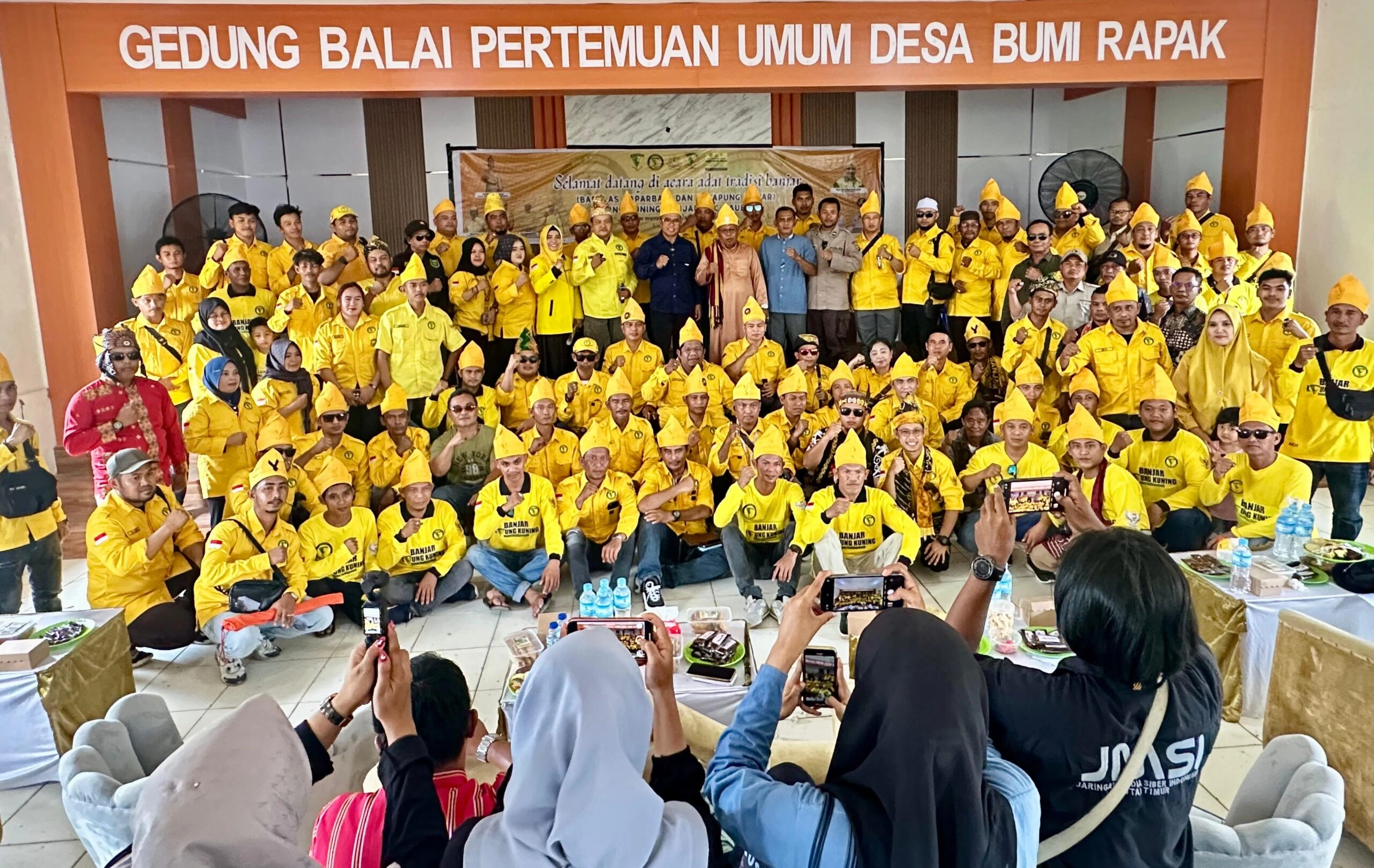 Tradisi Tapung Tawar Laung Kuning Banjar di Kaubun: Simbol Persatuan dan Warisan Budaya yang Menyala