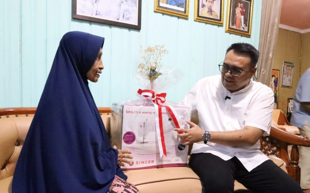 Bupati Kukar Aulia Rahman Basri Serahkan Mesin Jahit untuk Janda Veteran di Tenggarong