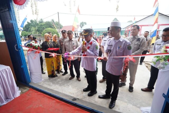 Bupati Kutim Lantik Anggota BPD Antar Waktu dan Resmikan Gedung Baru di Desa Benua Baru