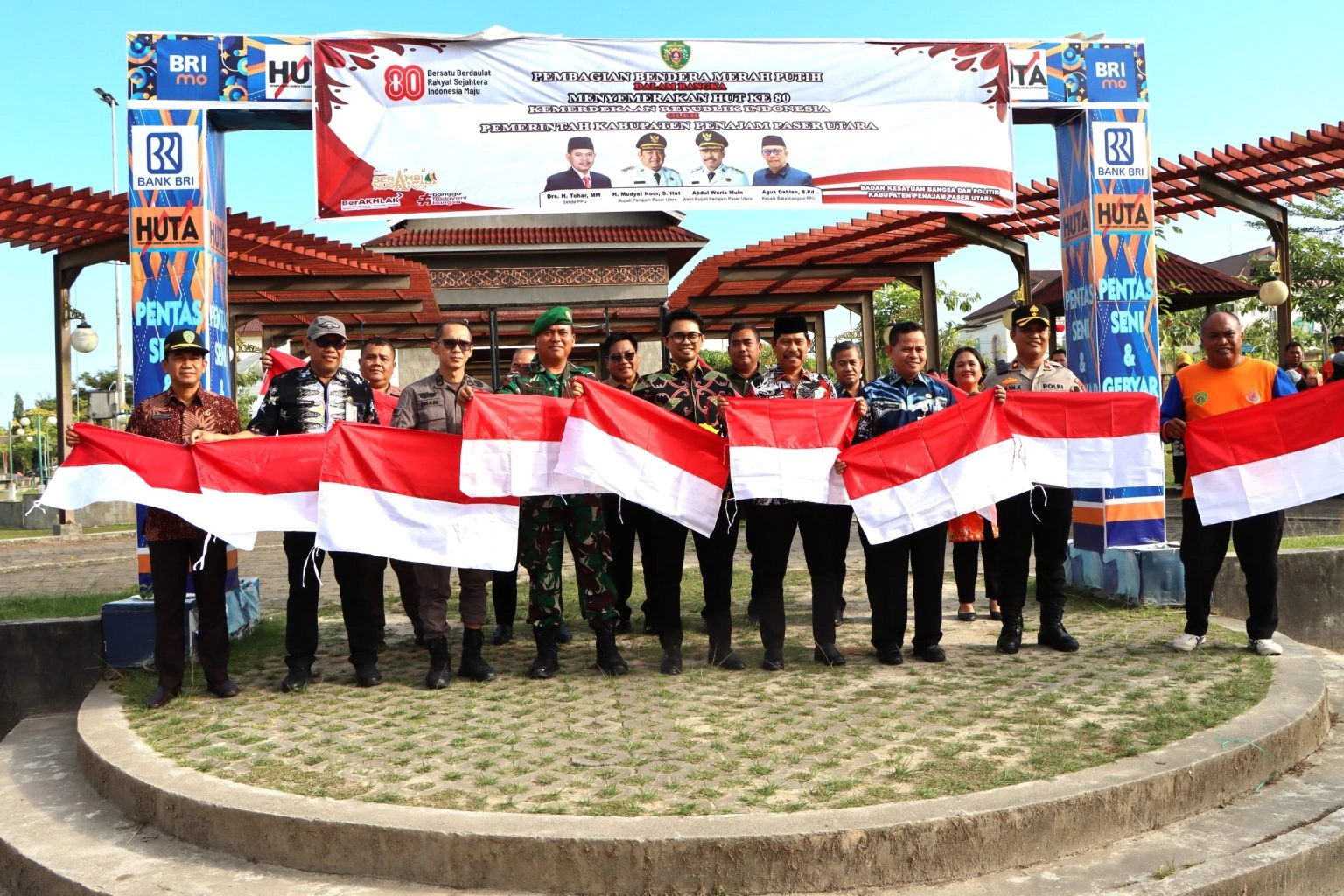 Pemkab PPU Bagikan 4.200 Bendera Merah Putih Sambut HUT ke-80 RI