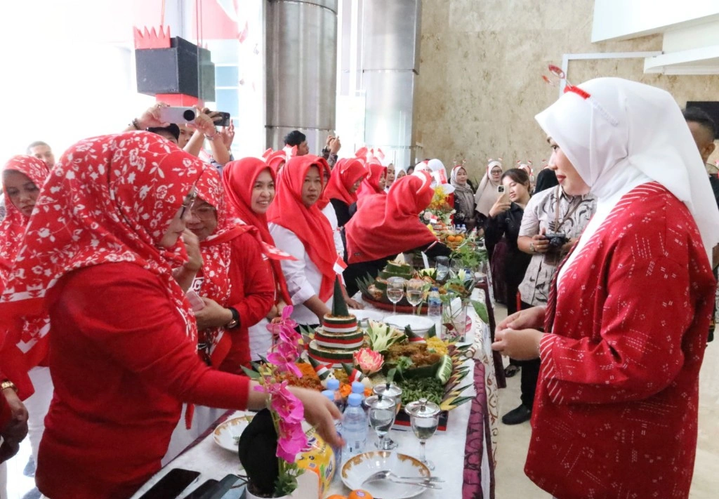 Semarak HUT ke-80 RI, Ketua TP PKK Kukar Jadi Juri Lomba Tumpeng & Kreativitas di Dinas PU