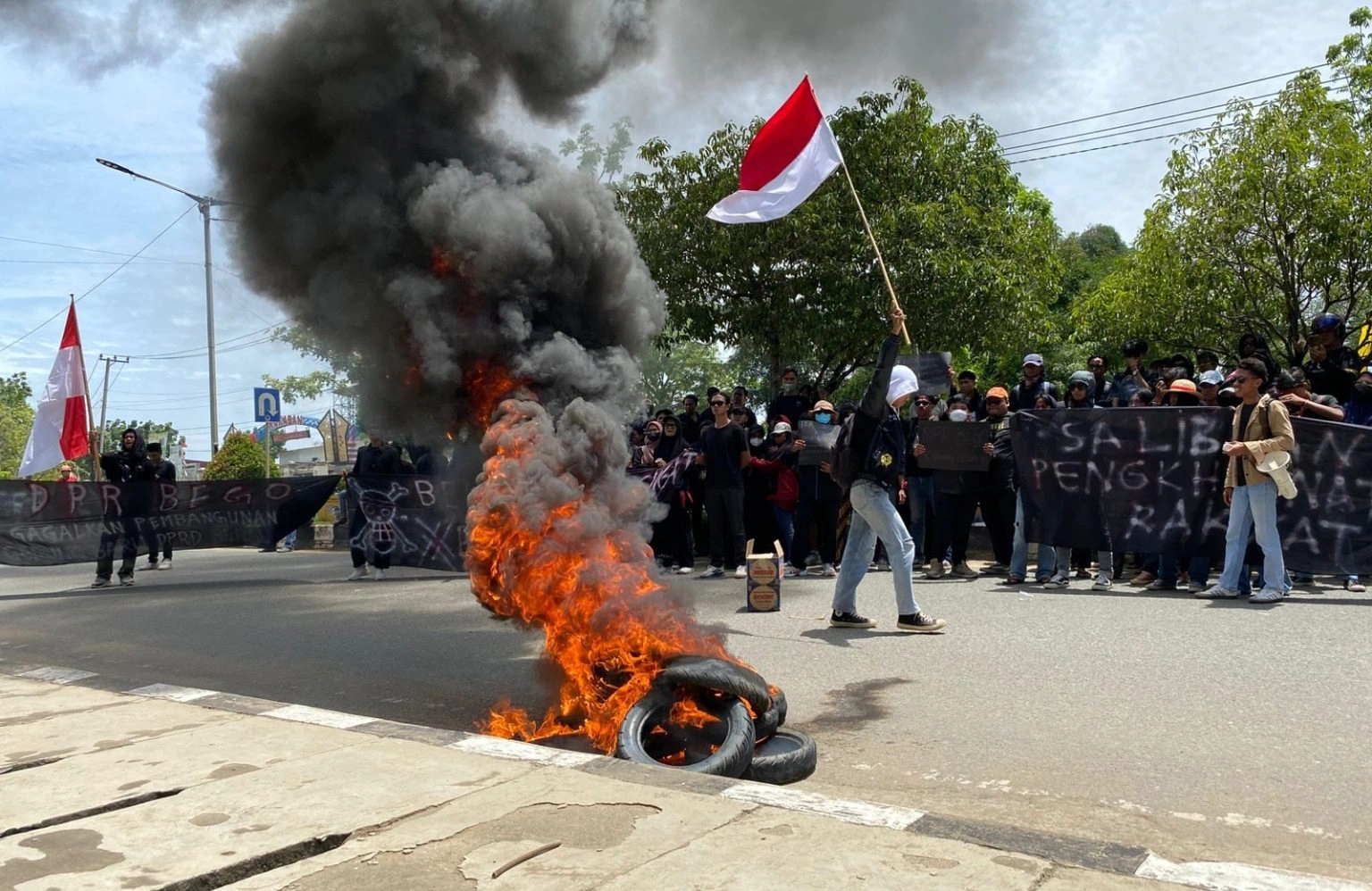 Berau Menggugat Blokir Jalan dan Tuntut Kebijakan Pro Rakyat di Depan DPRD