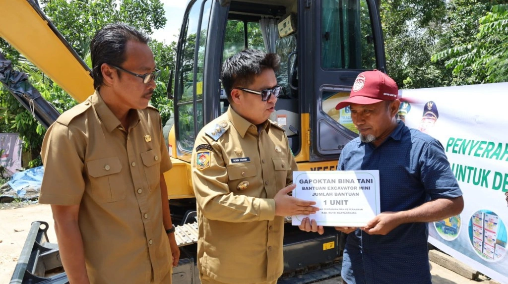 Wabup Kutai Kartanegara Tinjau Sekolah dan Infrastruktur, Serahkan Bantuan untuk Peningkatan Sektor Pertanian dan Pendidikan