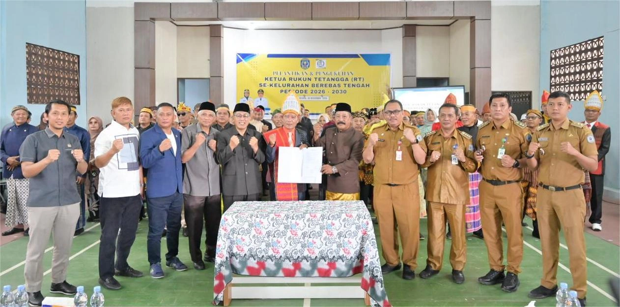 Pelayanan RT diperkuat lewat pelantikan 60 pengurus RT Berbas Tengah sebagai ujung tombak pelayanan publik di lingkungan masyarakat. (Foto: ppid.bontangkota.go.id) RT Ujung Tombak Pelayanan, 60 Pengurus Berbas Tengah Resmi Dilantik